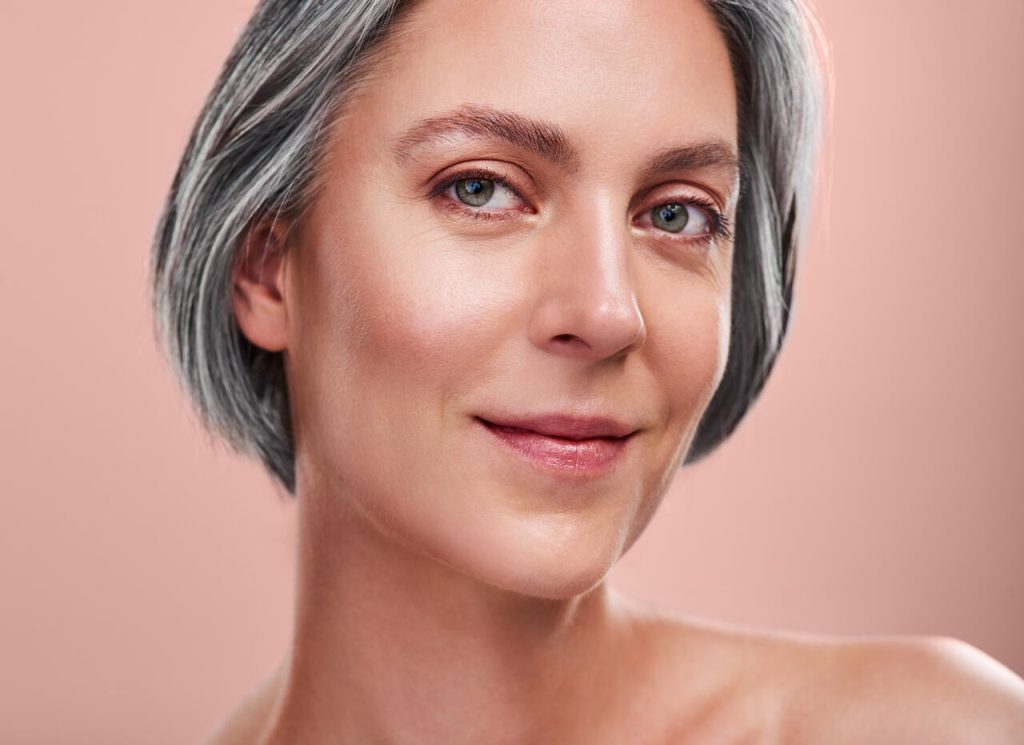 Quais são os resultados esperados de um lifting facial e quanto tempo eles duram?