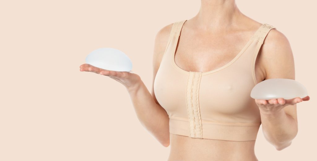 O que é uma prótese de mama retromuscular e como ela difere de outros tipos de colocação de implantes?