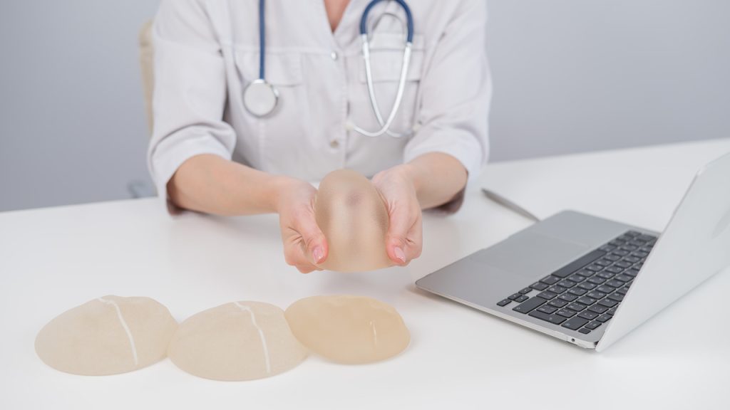 Quais tipos de implantes mamários estão disponíveis e qual é o mais adequado para mim?